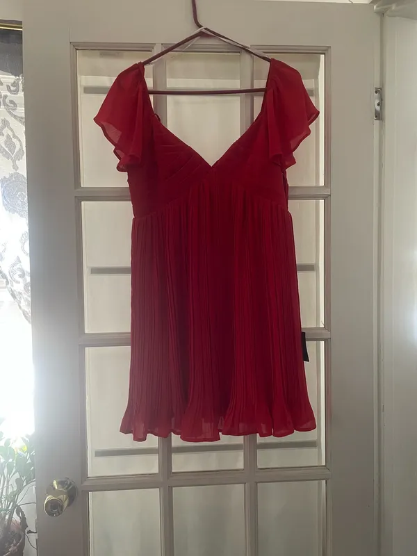 Lulus red dress. NWT. Very cute just never wore it. Size medium - Image 2
