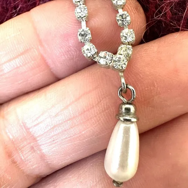 Vintage faux pearl rhinestone V tear drop dangle necklace silver tone - Image 4