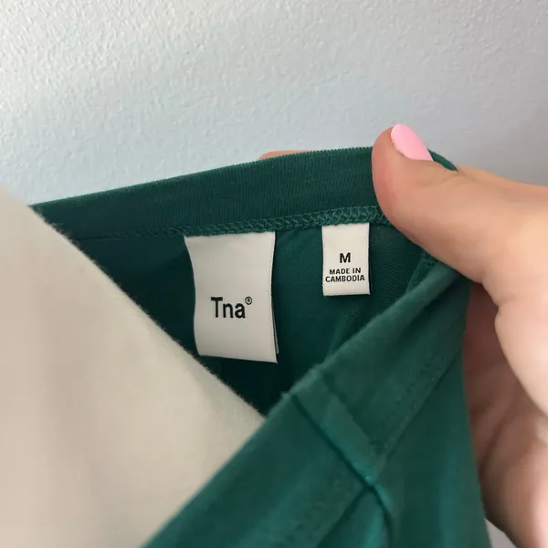 TNA by Aritzia Kelly Green Keyhole Fitted Cropped Top Size Medium - Image 8