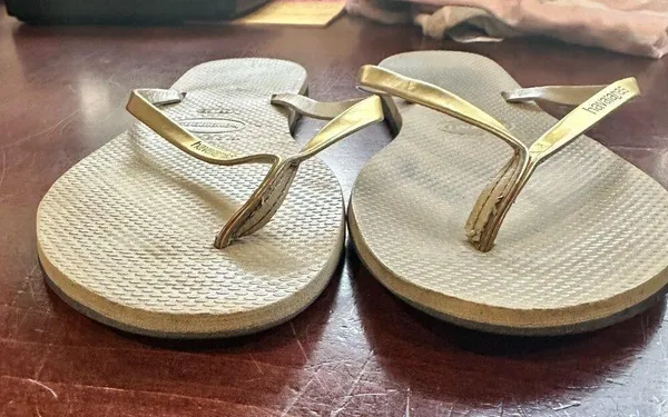 HAVAIANAS Metallic Gold and tan Flip FLops Thongs Flats Size 9/10W - Image 7