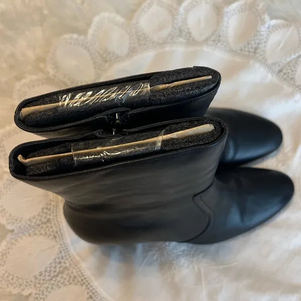 Bass Roma Black Leather 3” Heels Ankle Boots Booties Women’s Size 9 Professional - Image 3
