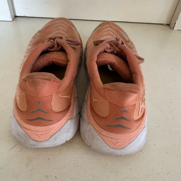 Hoka women’s coral pink Arahi 6 running shoes‎ size 9B - Image 5