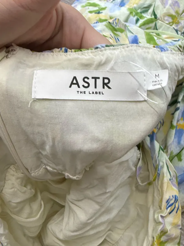 ASTR The Label Tie Strap Tiered‎ Maxi Dress Size Medium Cream Blue Floral - Image 4