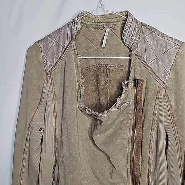Free People raw hem diagonal zip up quilted back moto sweatshirt jacket sz Small - Image 2