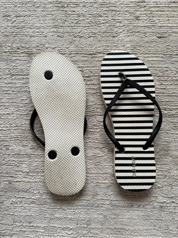 Old Navy Black and White Striped Women’s Flip Flop Sandals (Size 8) - Image 2