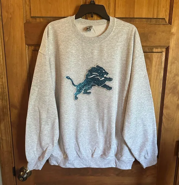 Detroit Lions sweater! NFL Gray Sweatshirt with Blue sequins Lion Logo size XXL - Image 4