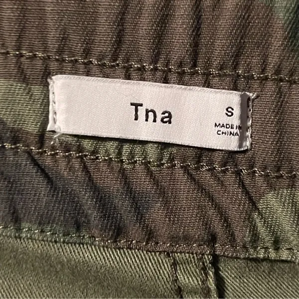 Aritzia Women’s tna new camo Alix pant size small - Image 3
