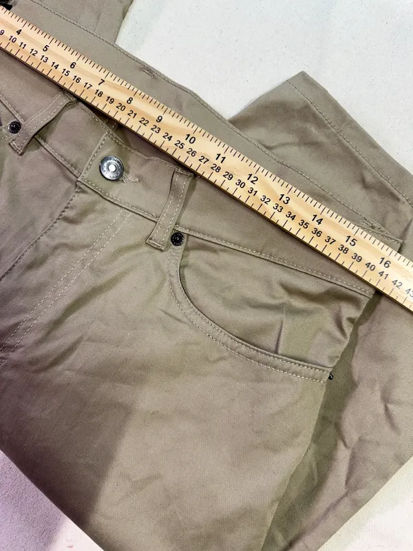 Oakley NWT Men’s Khaki Pocket Shorts  - Image 6