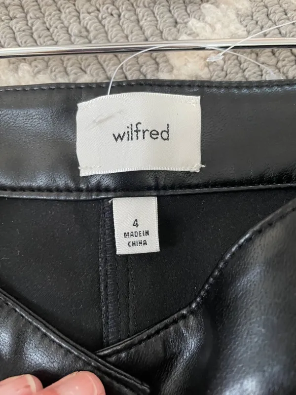 NEW ARITZIA WILFRED ADELE FLARED VEGAN LEATHER PANTS IN BLACK SIZE 4! - Image 3