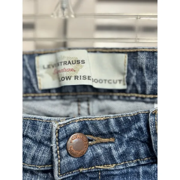 Levi's Misses Cutoff Denim Jean Shorts Med Wash Size 8 Mid Rise Raw Hem‎ Zip - Image 2