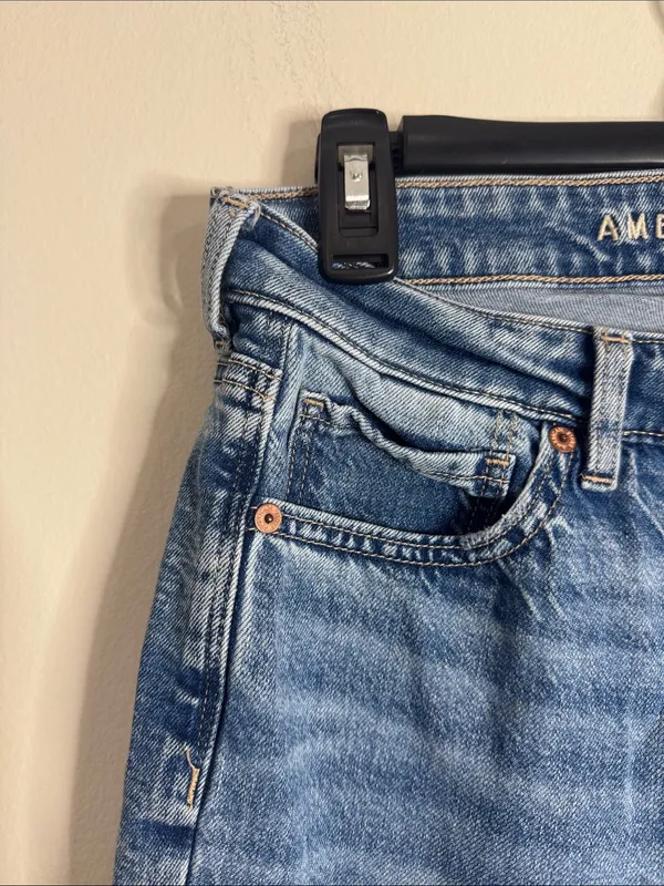 American Eagle Strigid Distressed Ripped Knees Mom Jeans Light Wash size 6 Short - Image 6