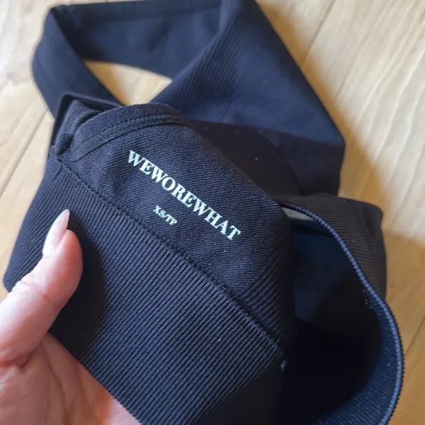 Black V-Neck Seamless Bralette - Image 3