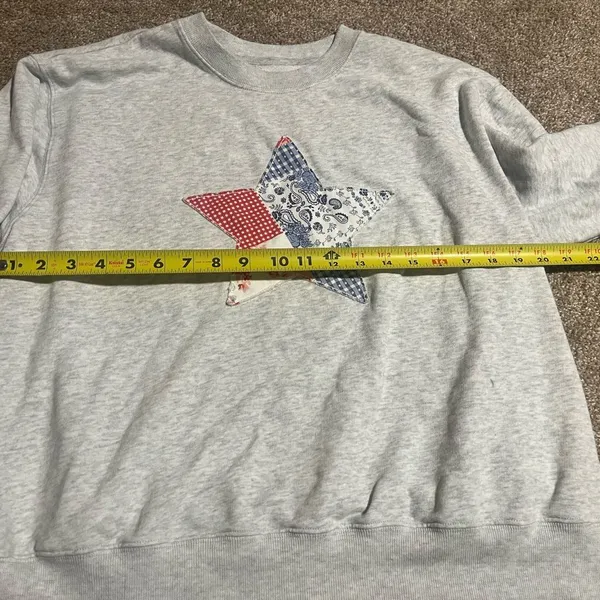 Hollister Quilted Easy‎ Star Graphic Crew light grey sweatshirt Medium - Image 5