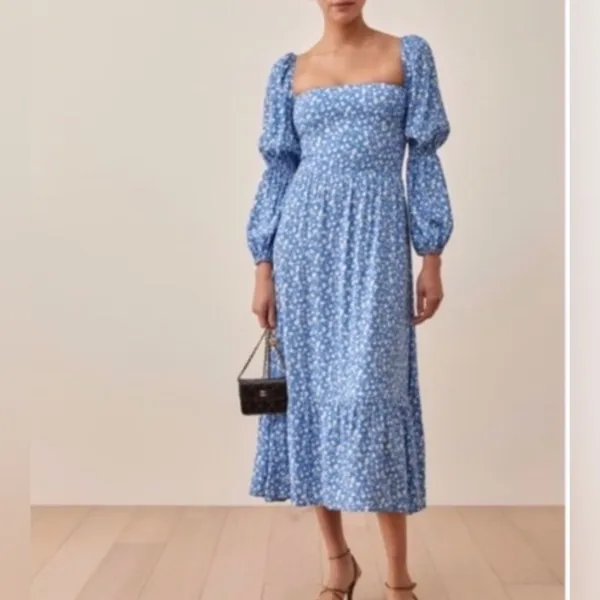 Reformation dress size 6 flattering silhouette, accentuated by the puff sleeves - Image 3