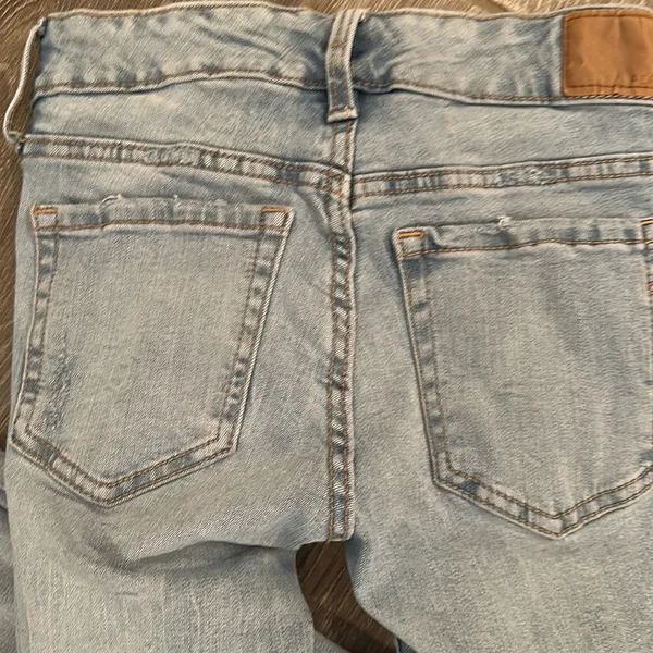Women’s size 0 low rise jegging light wash destroyed stretchy jeans - Image 7