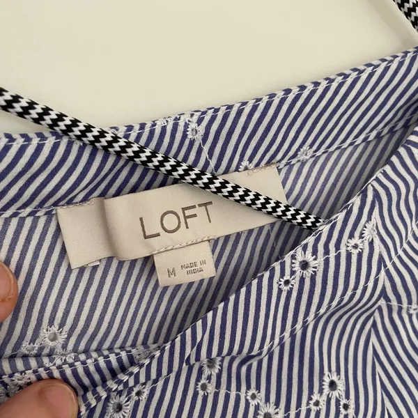 LOFT blue and white striped eyelet blouse Sz Medium - Image 3