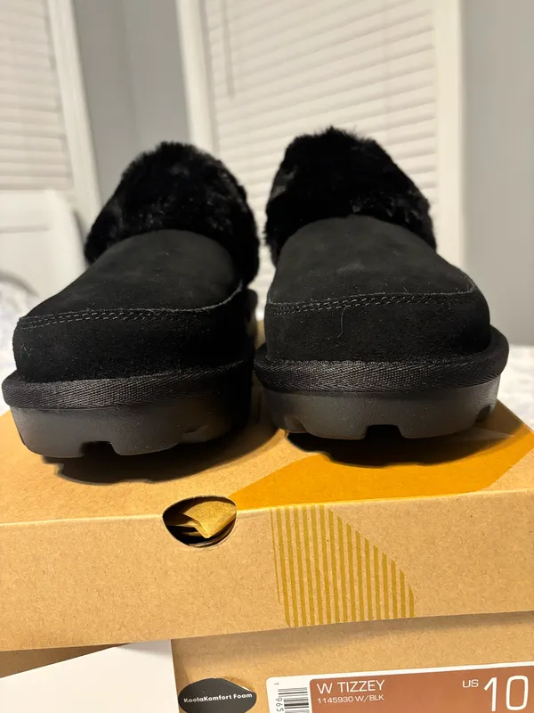 Koolaburra by UGG Women’s “Tizzey” Black Suede Platform Slippers Size 10 NIB - Image 2