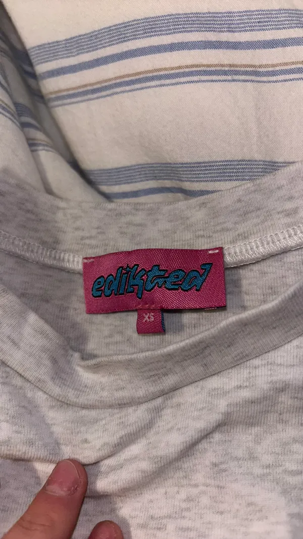 Edikted Light grey eight ball long sleeve - Image 2