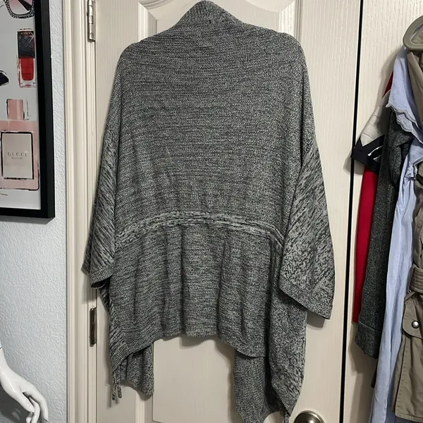 Lululemon Breeze Easy Wrap in Heathered Light Grey & Deep Coal - Image 4