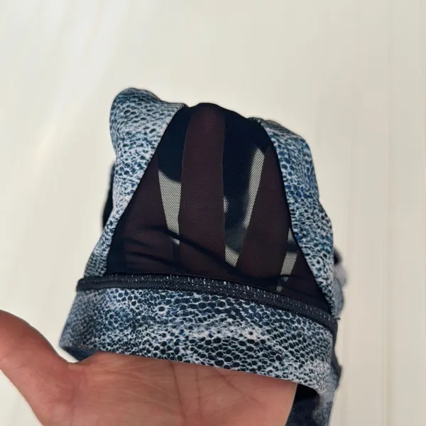 Lululemon Women's Blue Patterned Sports Bra - Image 4