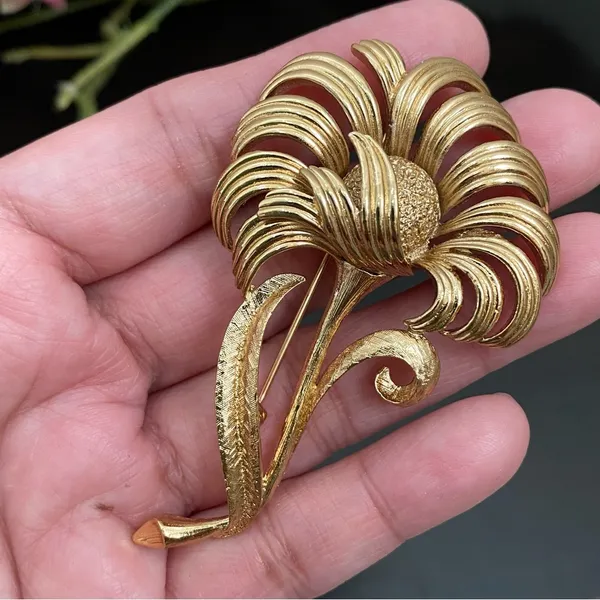 Vintage Signed MONET Brushed Gold-tone Flower Brooch - Image 7
