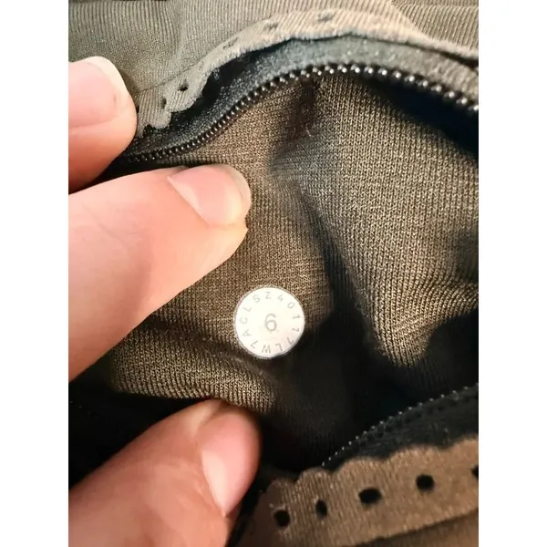 Short lululemon women sz 6 - Image 5