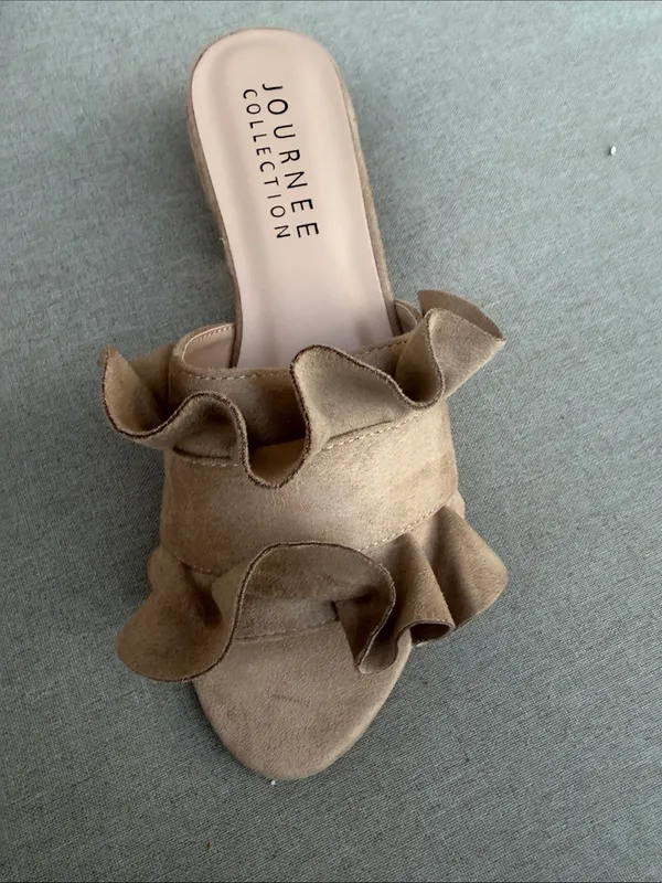 Journee Collection Taupe Ruffle sandals size 6 NEW - Image 7