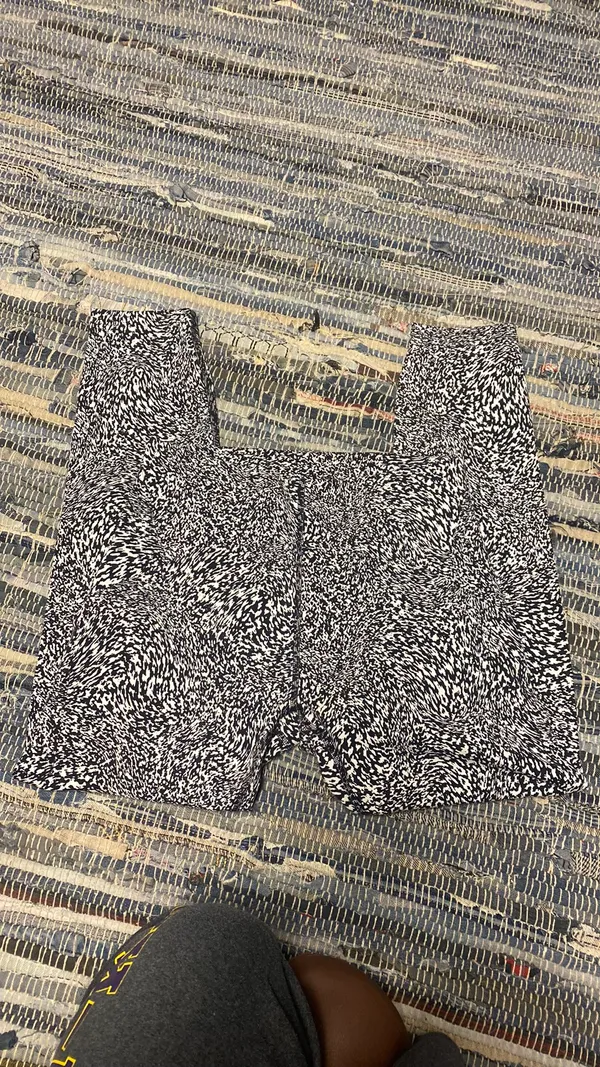 Lululemon black and white Leggings 8 - Image 3