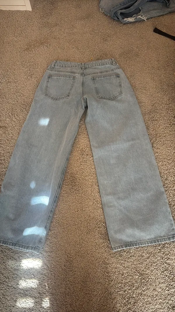 Petite Edikted Raelynn Low-Rise Jeans - Image 2