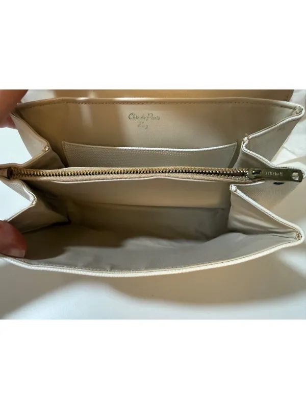 Chic de Paris Structured Textured Gold Toned Hardware Vintage Shoulder Bag - Image 3