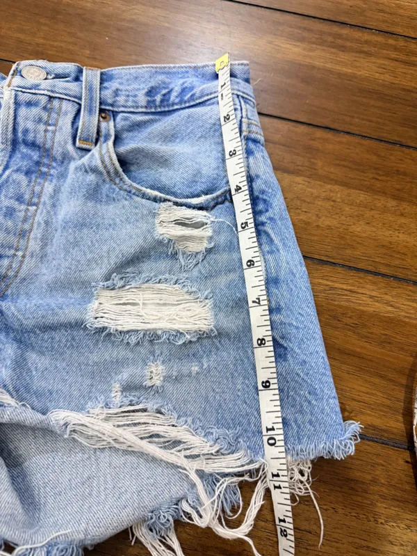 Levi’s 501 Women’s W24 High Rise Distressed Cutoff Denim Shorts Light Wash - Image 6