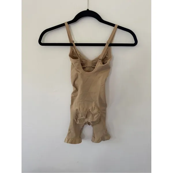 SKIMS clay Sculpting Bodysuit with Adjustable Straps medium - Image 7