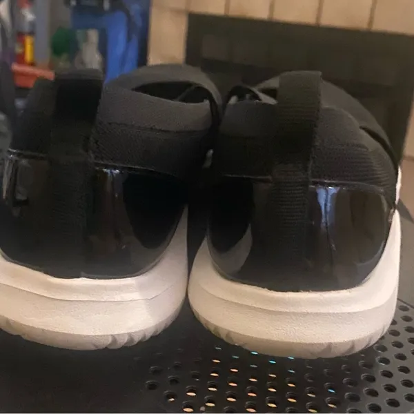 Clarks nova al black slip ons size 9.5 - Image 4
