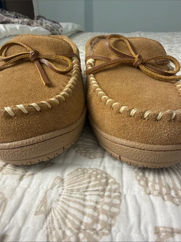 Clarks Tan Suede Moccasin Slippers with Faux Fur Lining sz 8 - Image 3
