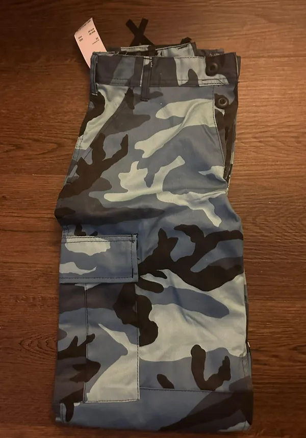 Urban Outfitters High Waisted Camo Cargo Pants - Image 4