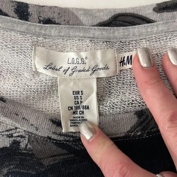 H&M cotton sweatshirt.  Size Small. - Image 4