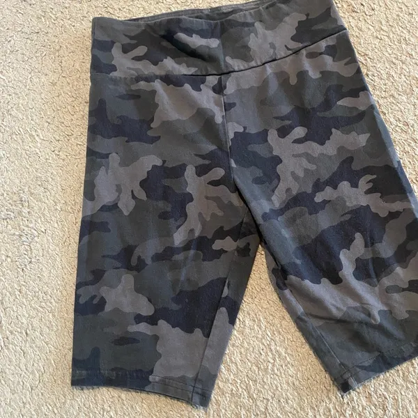 Wild Fable Gray/Back Camouflage Biker Shorts - Image 5