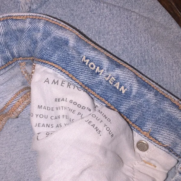 American Eagle MOM jean size 6 regular distressed with raw hem - Image 5