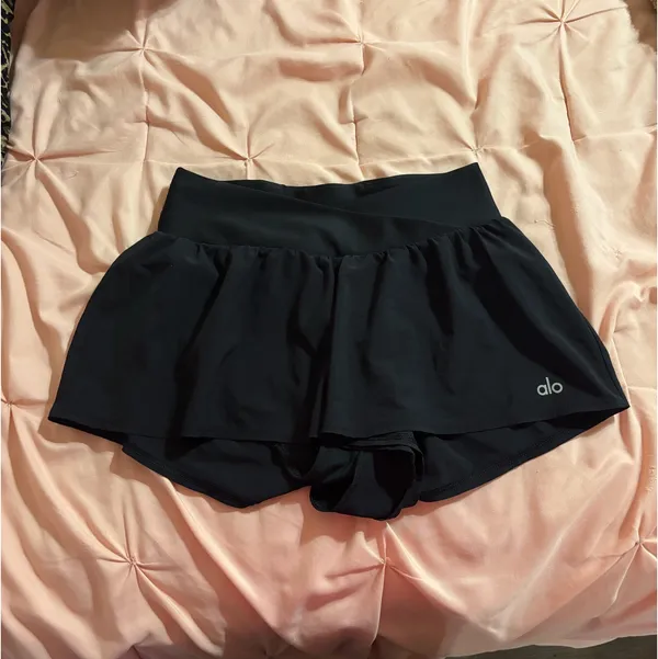 Alo V-Cute Running Shorts - Image 3