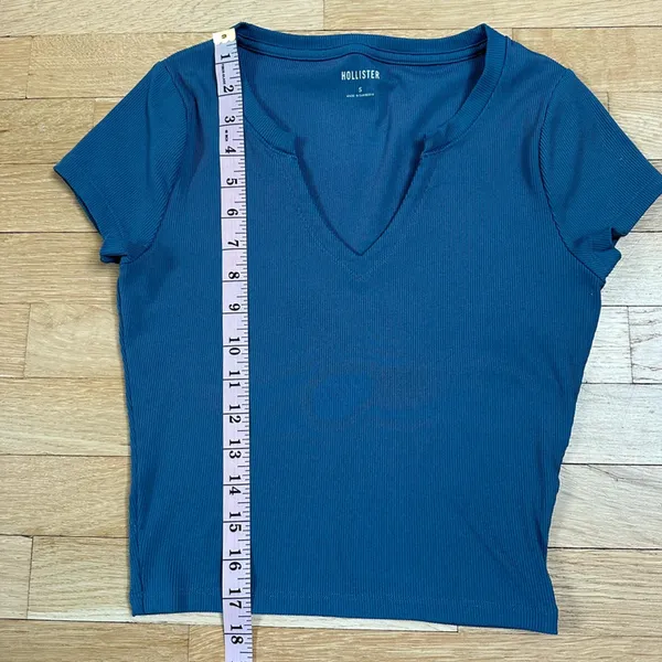 Hollister gray v-neck t-shirt - Image 5