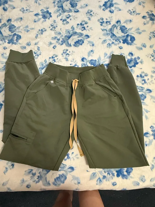 FIGS Jogger Set Scrubs - Image 2