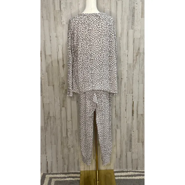 Victoria's‎ Secret Women's XL Leopard Print Pajama Set Long Sleeve - Image 3