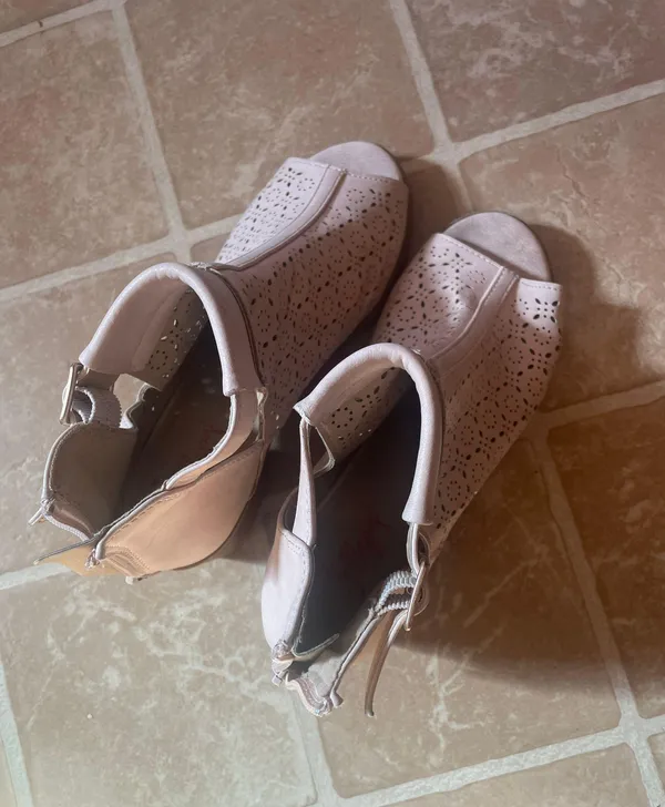 Toe Cut Heels Pink Size 6 - Image 2