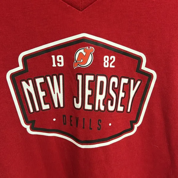 New Jersey Devils Top women’s v neck, large NWT - Image 4