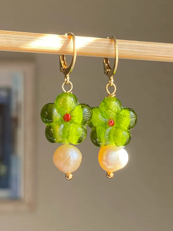 green flower glass beads & light pink freshwater peals boho fairy retro vintage chic style dangle earrings💐🩵 - Image 4