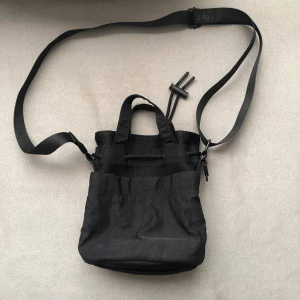 Alo Yoga Cross Body Bucket Bag Black - Image 9