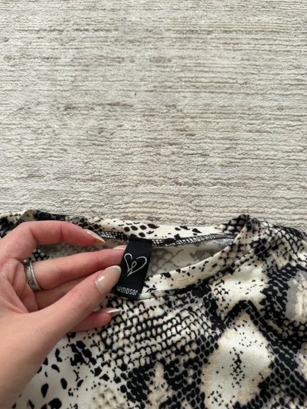 Windsor Black & White Snake Print Long Sleeve Crop Top (Size Small) - Image 4