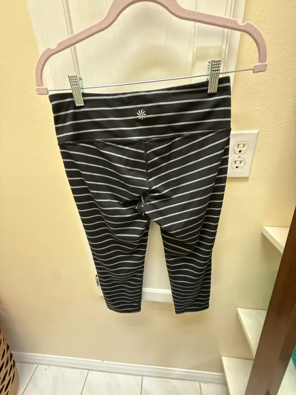 Athleta Chaturanga Striped Capri Yoga Leggings Size Small - Image 3