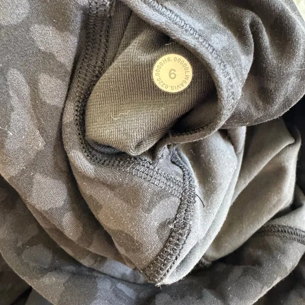 Lululemon Align High Rise Black Formation Camo Leggings 28" Size 6 - Image 5