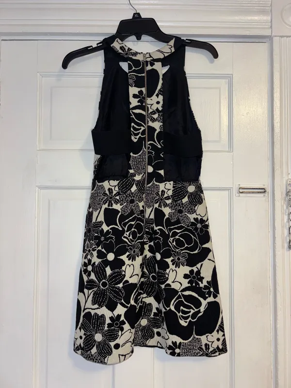 Zara Basic White Black Sleeveless Fit and Flare Dress S Floral Cut Out Back - Image 8